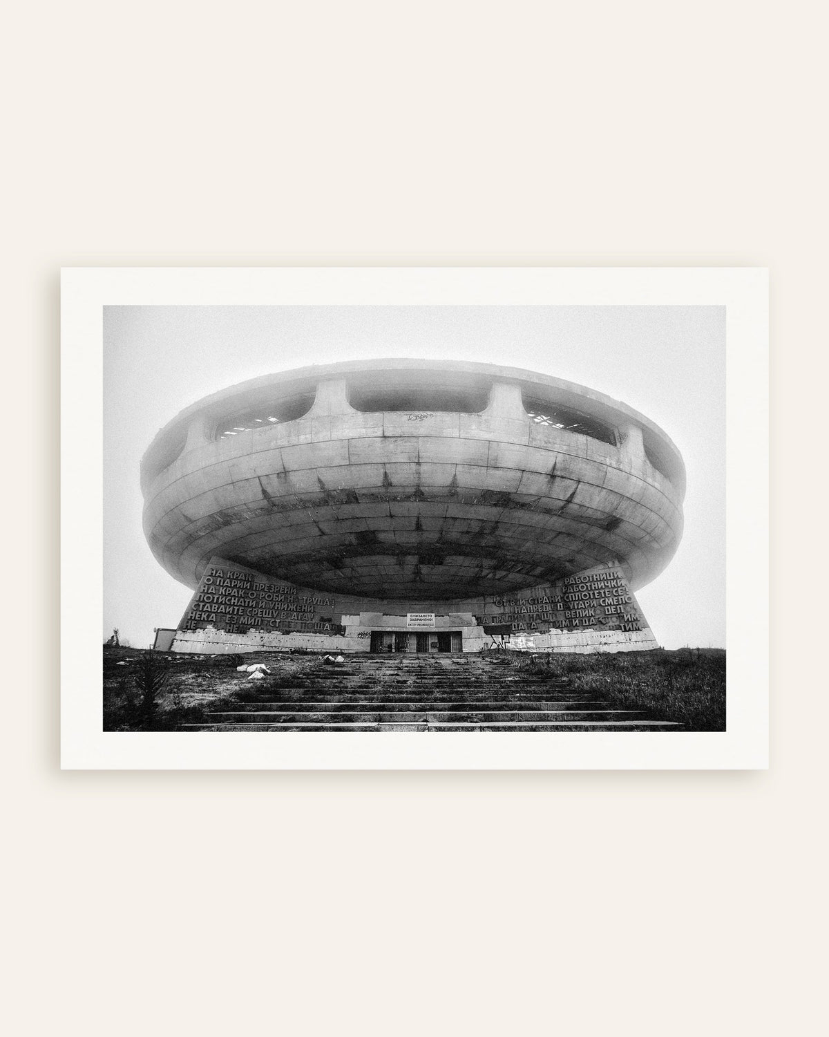 Poster ”Flygande tefat-monument i dimman”, miniatyr