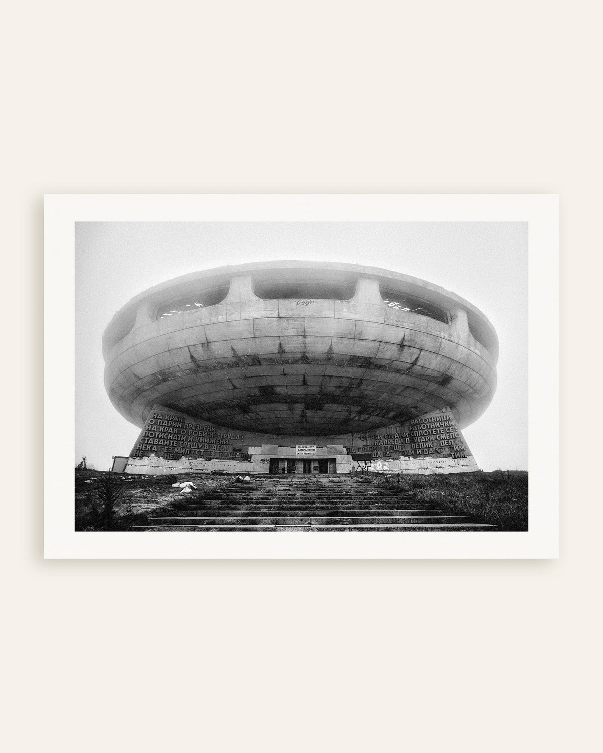 Poster ”Flygande tefat-monument i dimman”, miniatyr