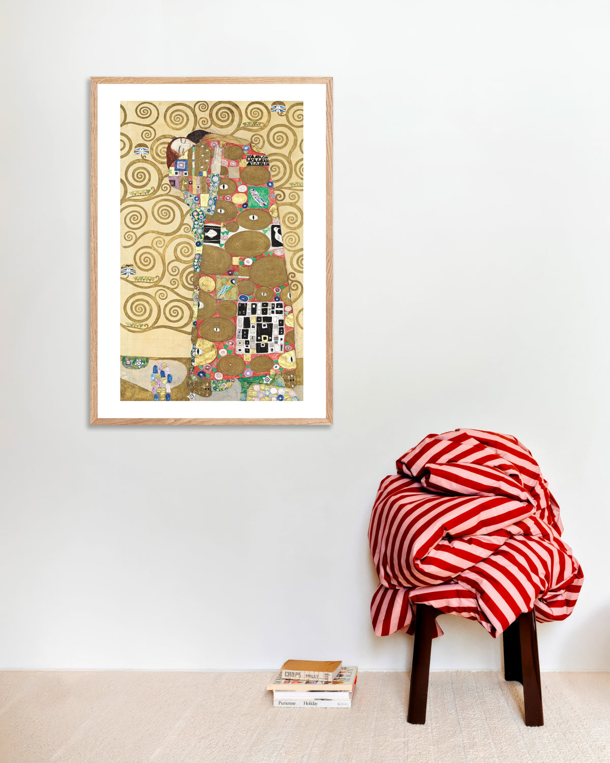 Poster med Uppfyllelse, Stocletfrisen (1910–1911) av Gustav Klimt, med ram i naturträ