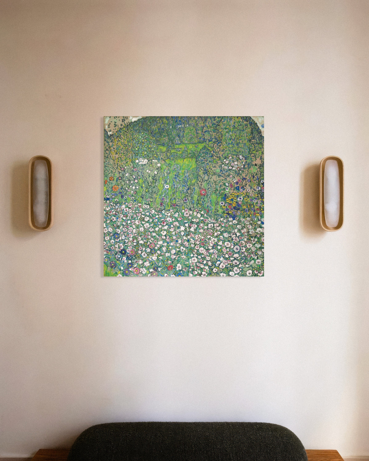 Poster av Trädgårdslandskap med kulle (1916) av Gustav Klimt