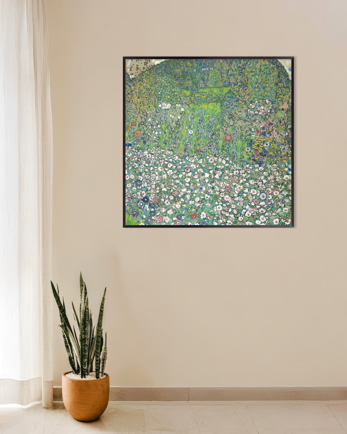 Poster av Trädgårdslandskap med kulle (1916) av Gustav Klimt, med metallram