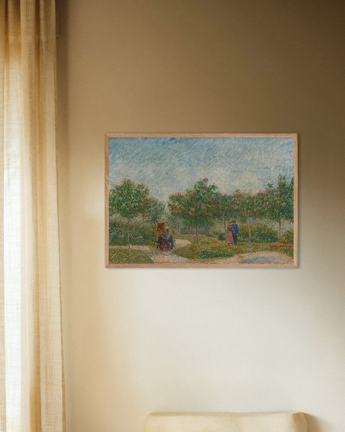 Poster med Trädgård med uppvaktande par, Square Saint-Pierre (1887) av Vincent van Gogh, med träram i naturträ