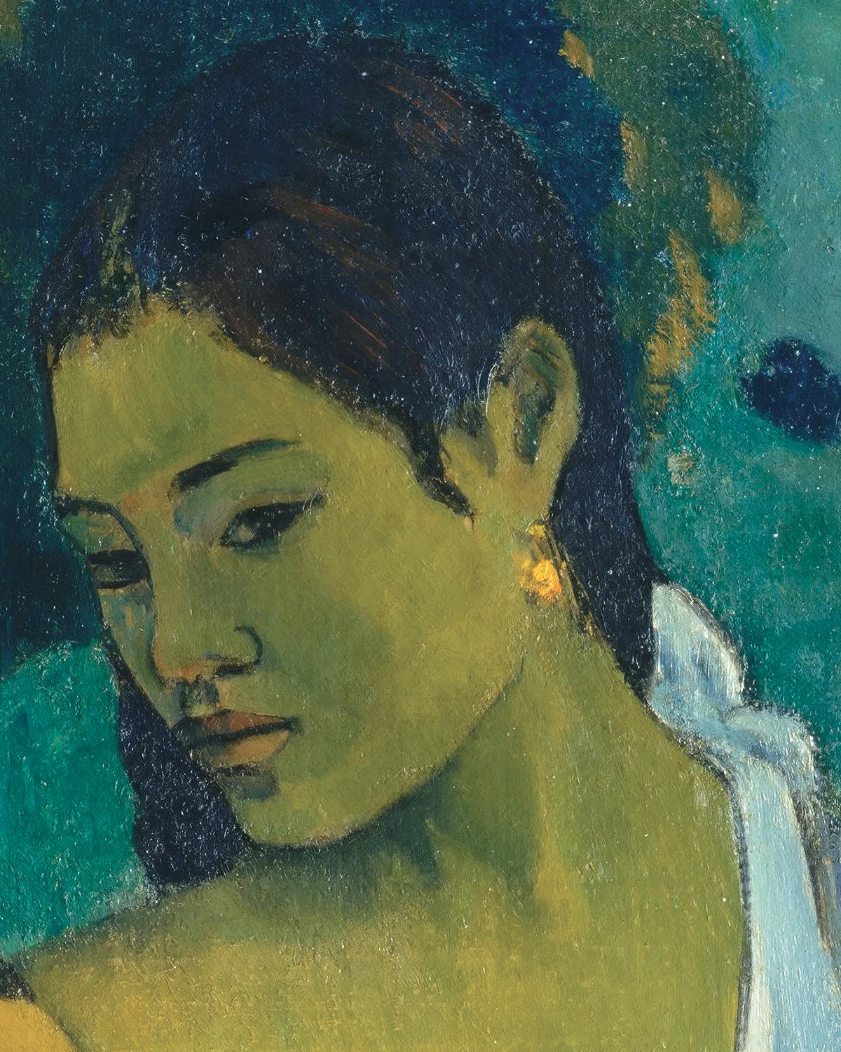 Närbild av ett målat porträtt av en kvinna av Paul Gauguin, med mörkt hår, ljusgrön hy och ett vitt plagg mot en turkos och blå bakgrund.
