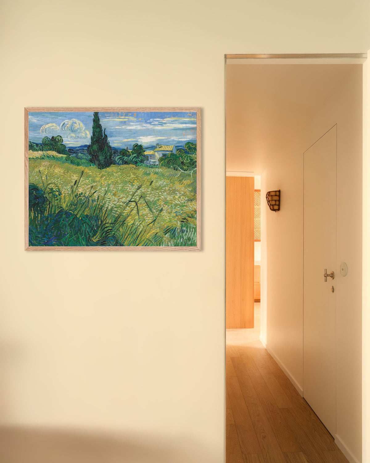 Poster med Grönt vetefält med cypress (1889) av Vincent van Gogh, med ram i naturträ