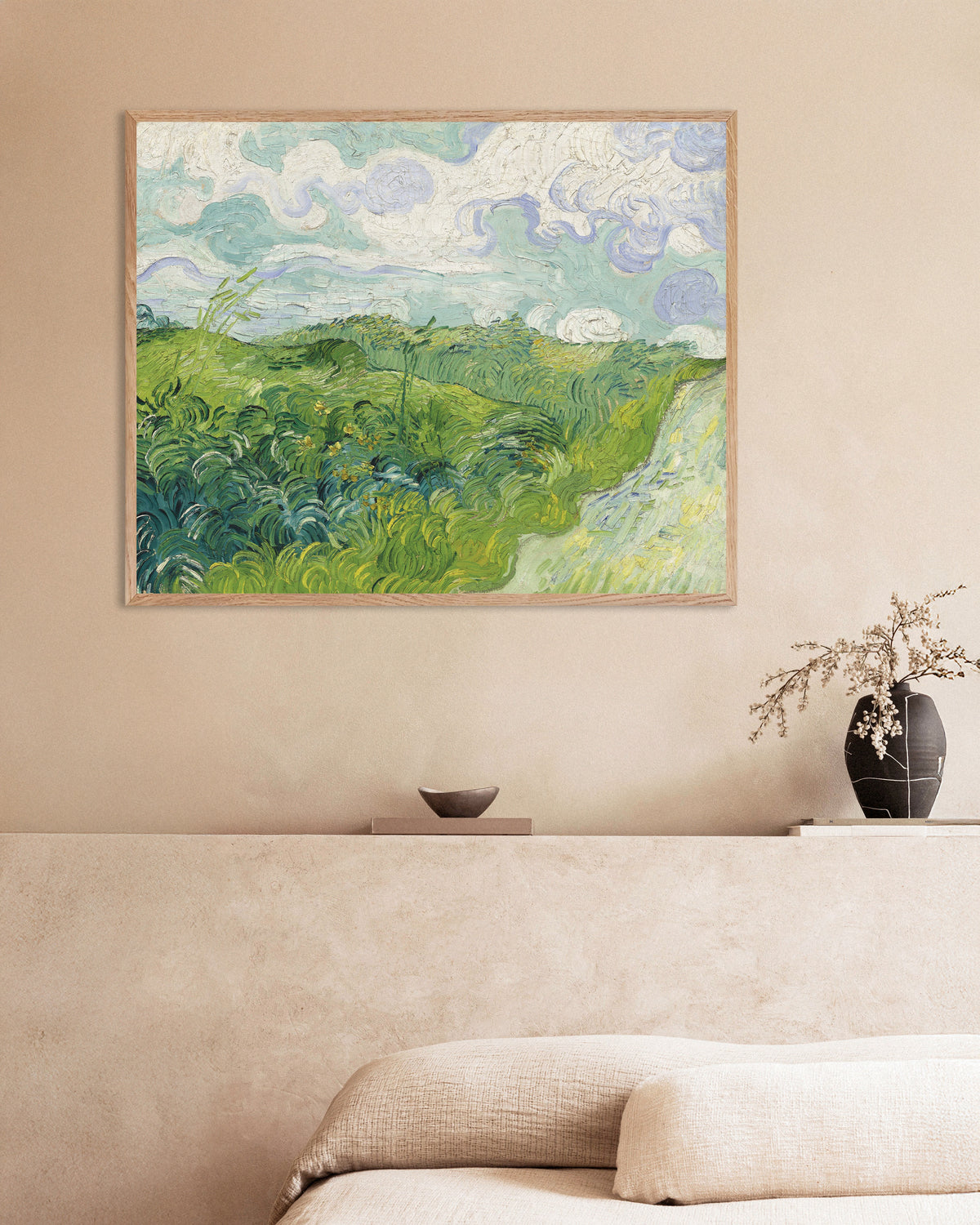 Poster med Gröna vetefält, Auvers (1890) av Vincent van Gogh, med ram av naturligt trä