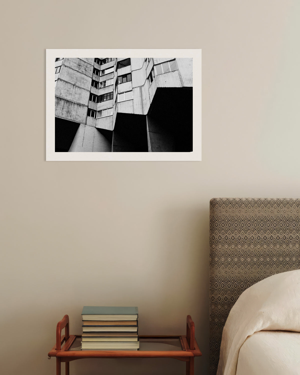 Poster ”Bostadshus på betongpelare”