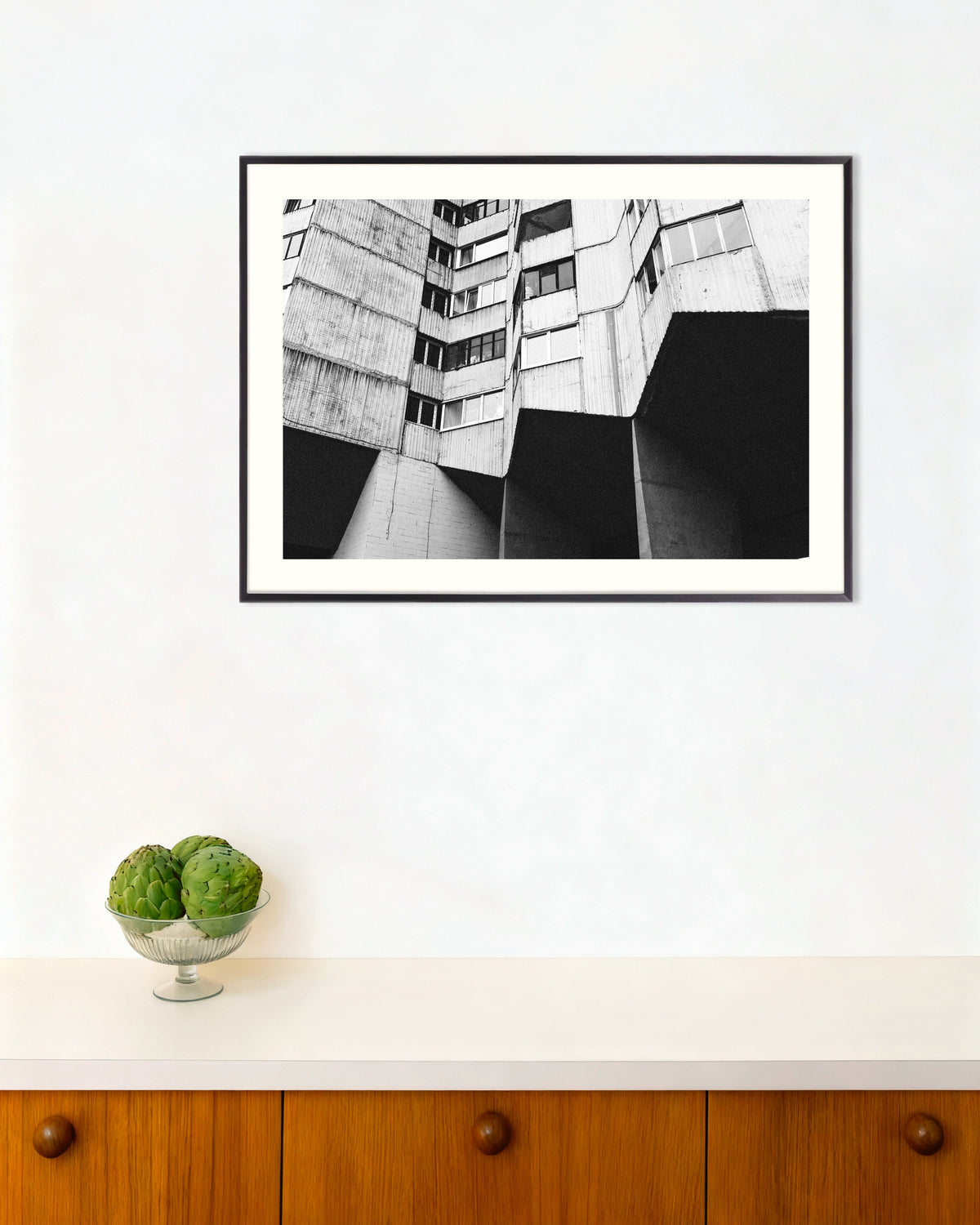 Poster ”Bostadshus på betongpelare”, med metallram