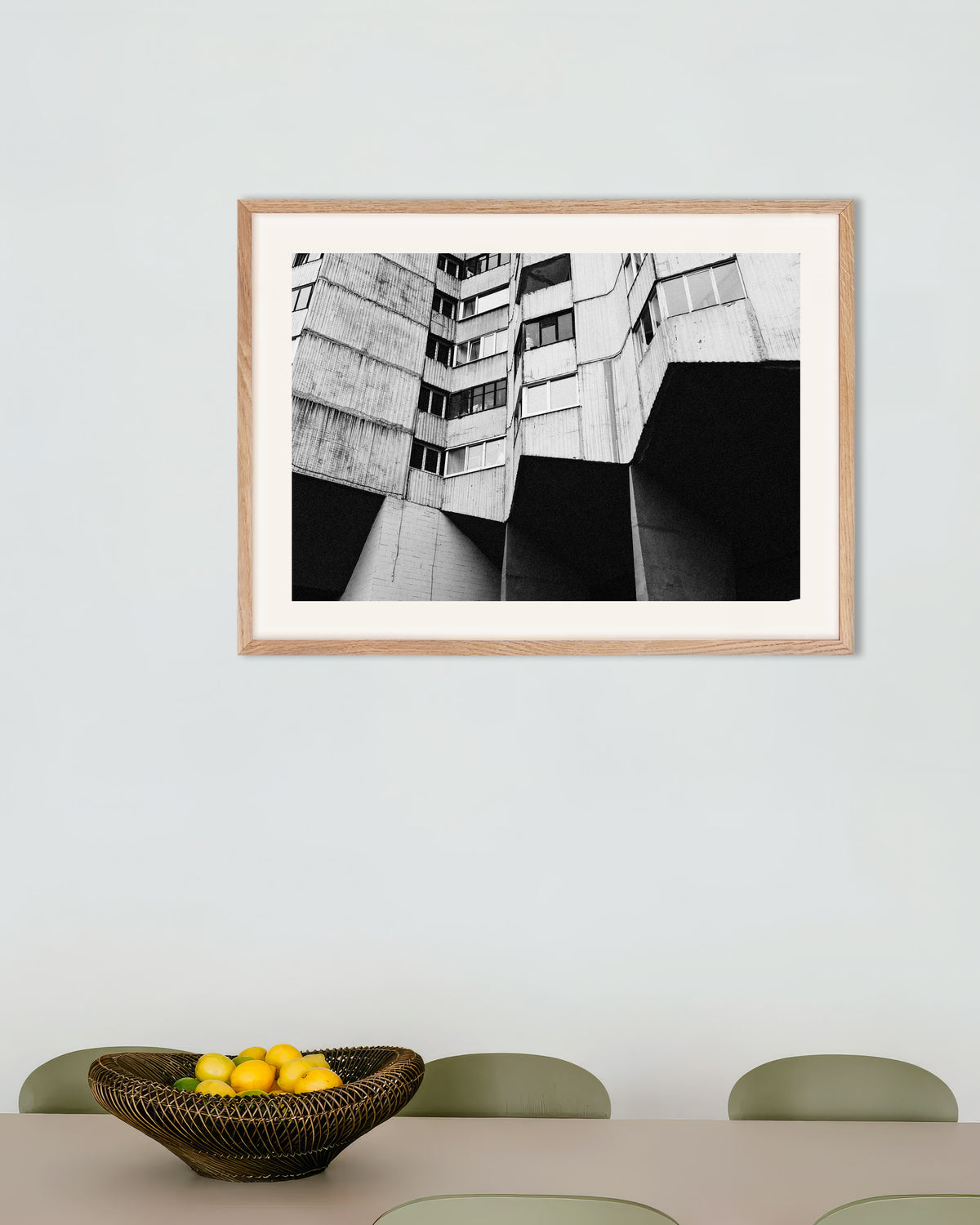 Poster ”Bostadshus på betongpelare”, med ram i naturträ