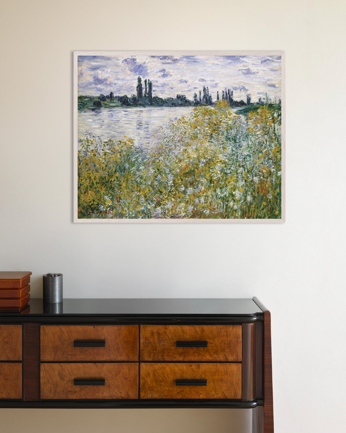 Poster Blomsterön vid Vétheuil (1880) av Claude Monet med vit träram
