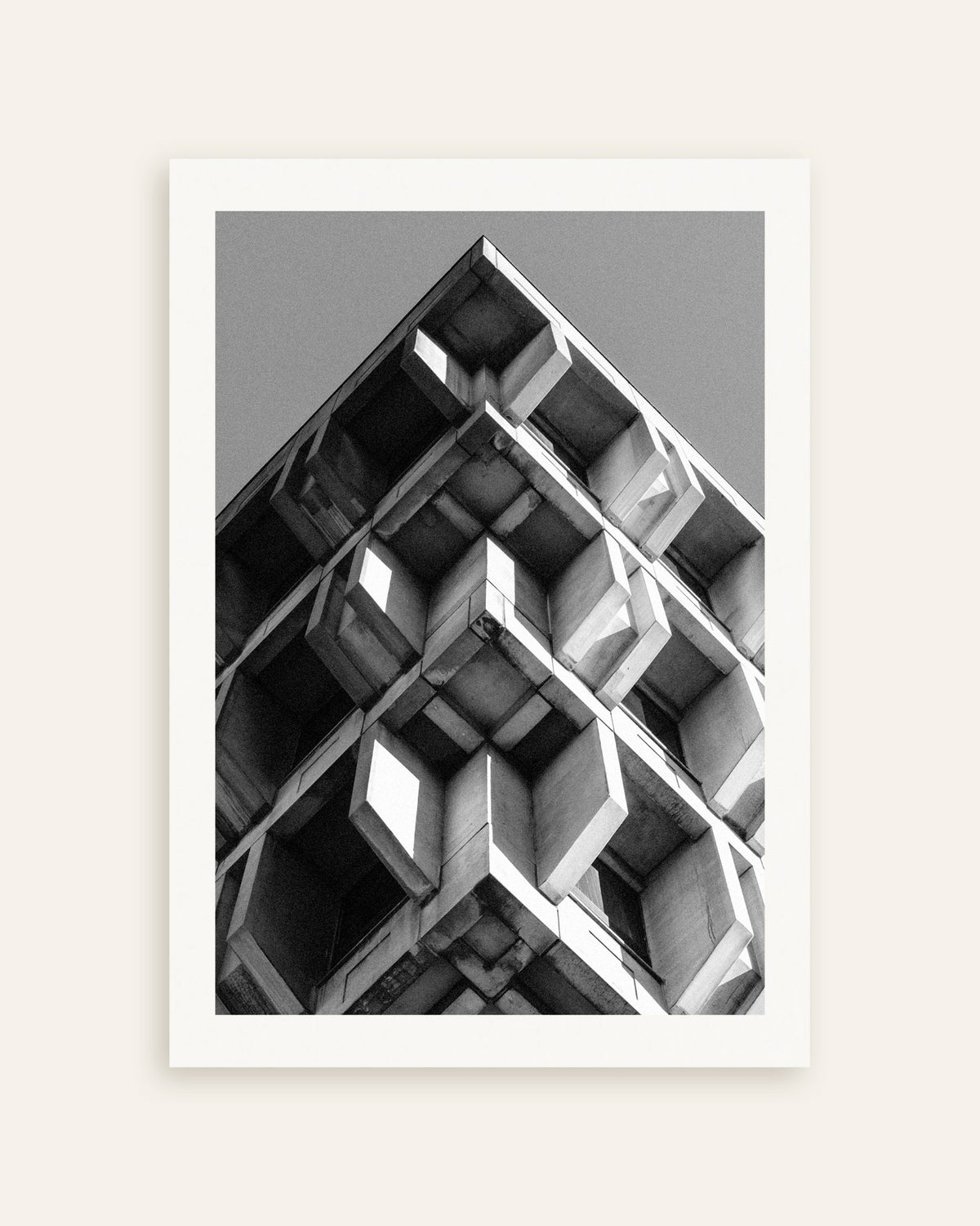 Poster ”Inverterad pyramid av betonglådor”, miniatyr
