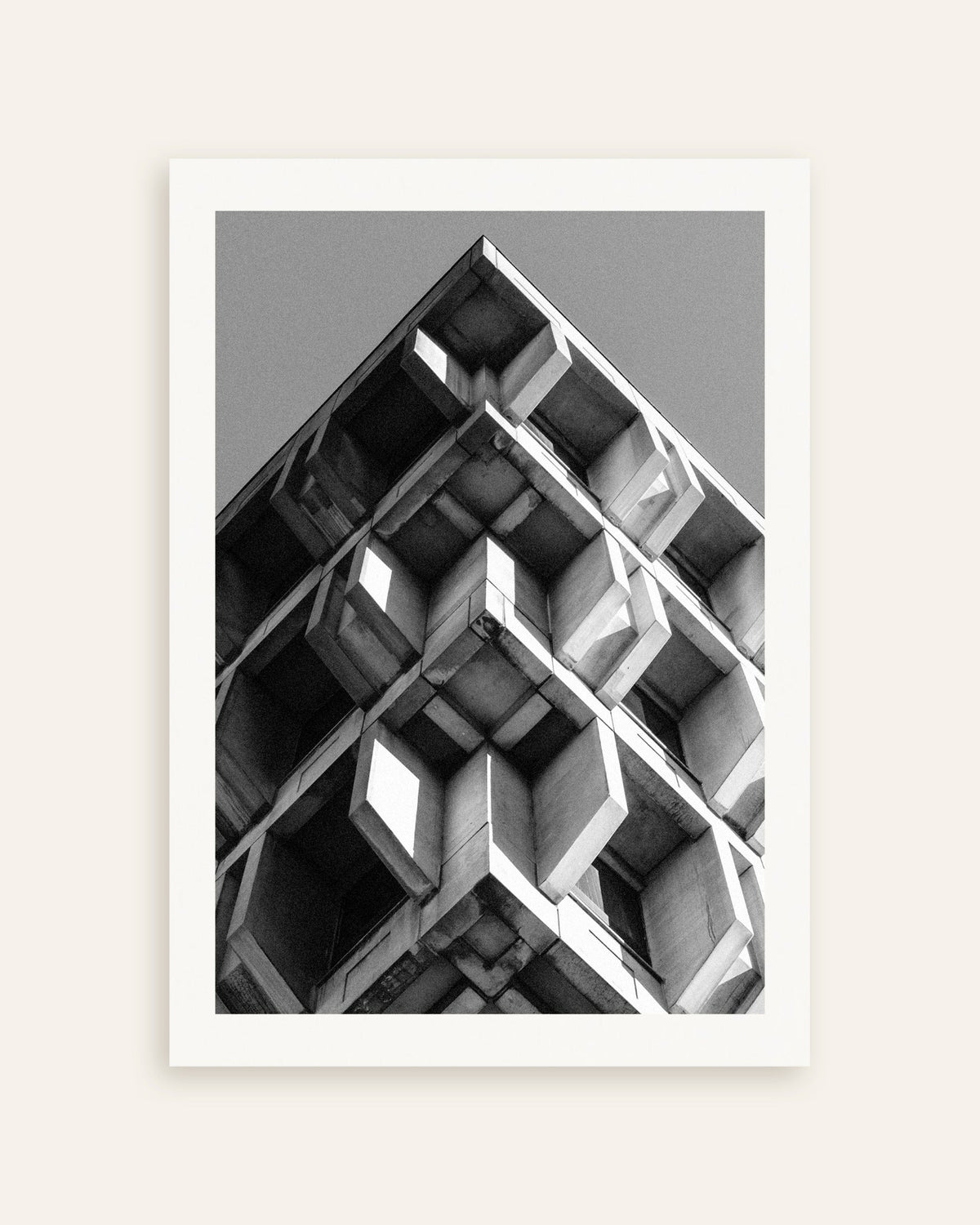 Poster ”Inverterad pyramid av betonglådor”, miniatyr