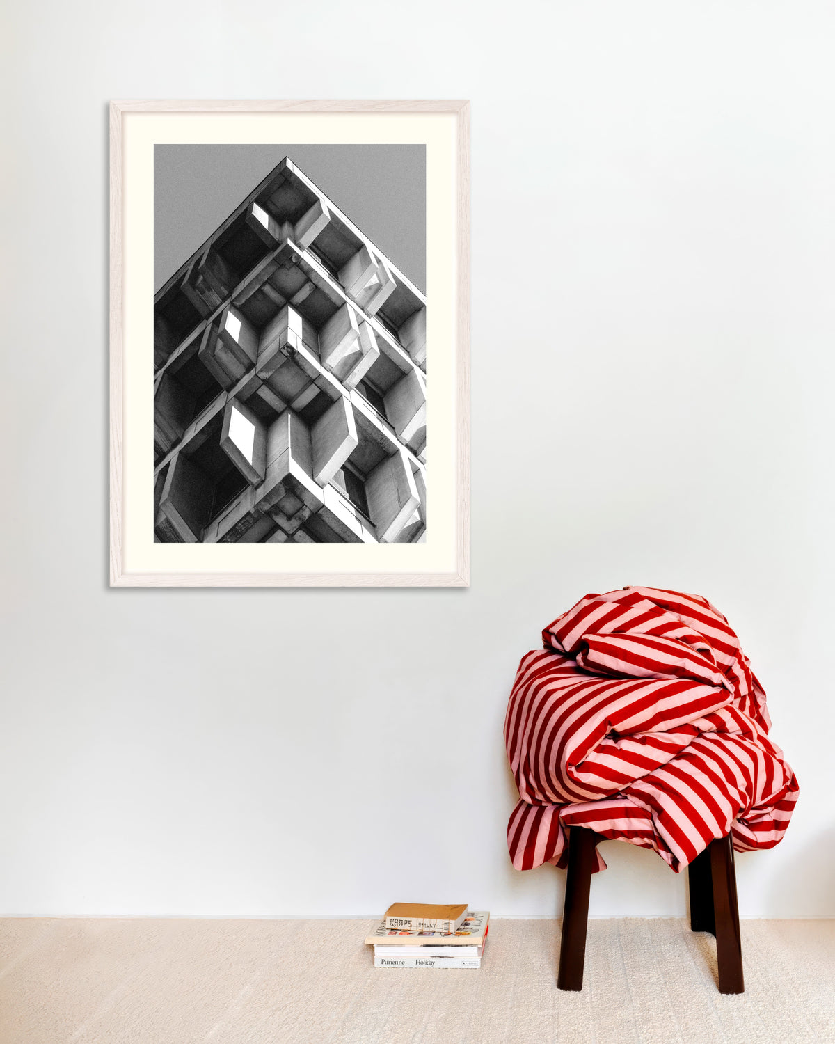 Poster ”Inverterad pyramid av betonglådor”, med vit träram