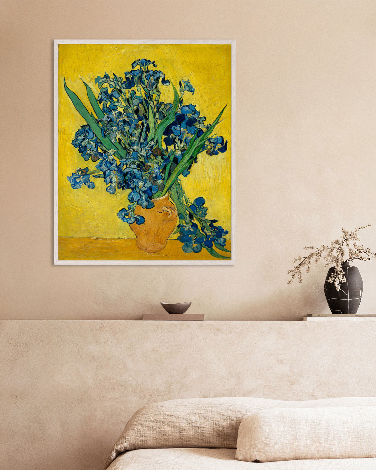 Poster med Irisar i en vas (1890) av Vincent van Gogh, med vit träram