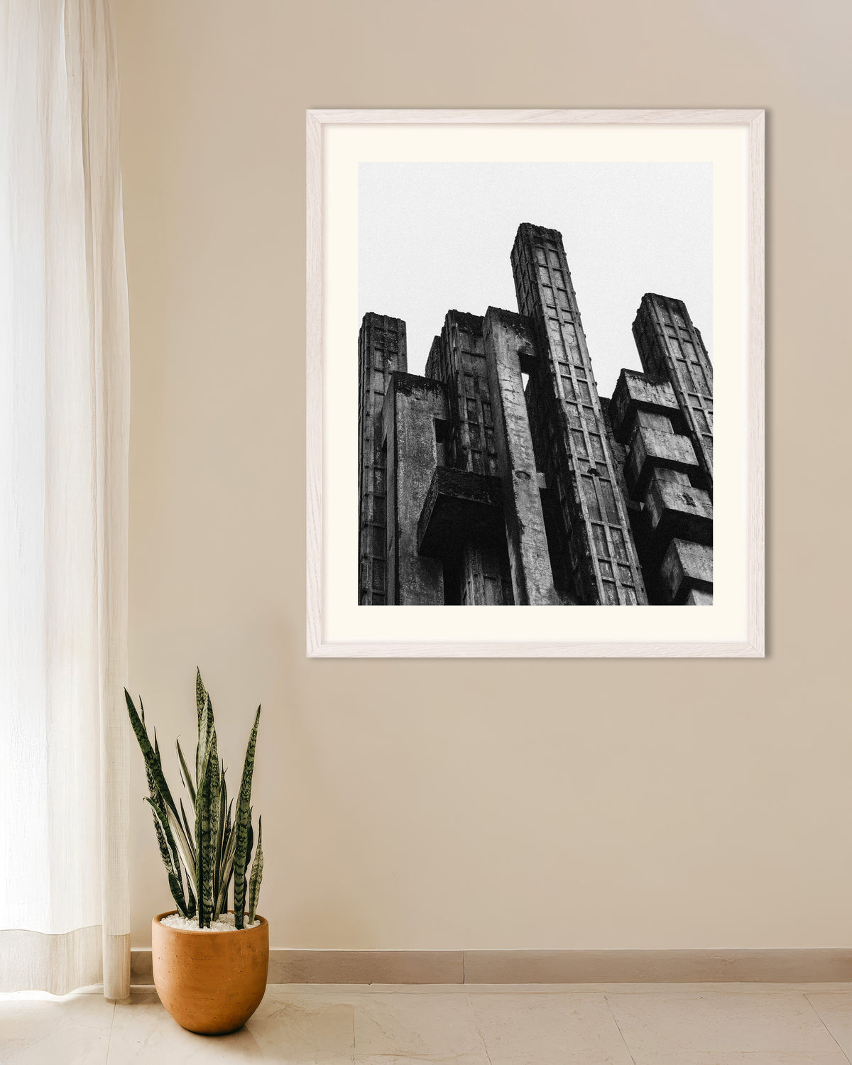 Poster ”Taggiga betongtorn”, med vit träram