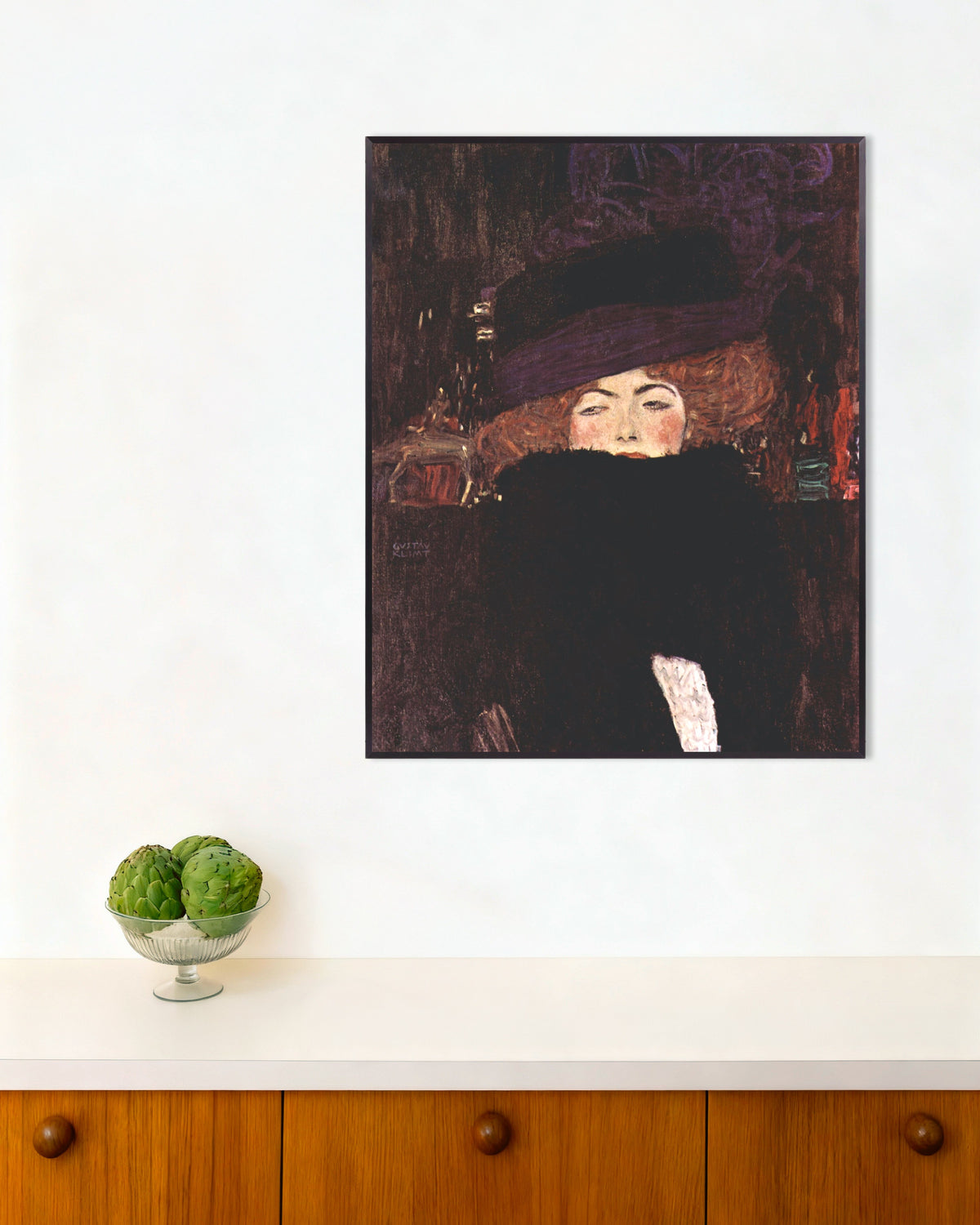Poster av Kvinna med hatt och fjäderboa (1909) av Gustav Klimt, med metallram