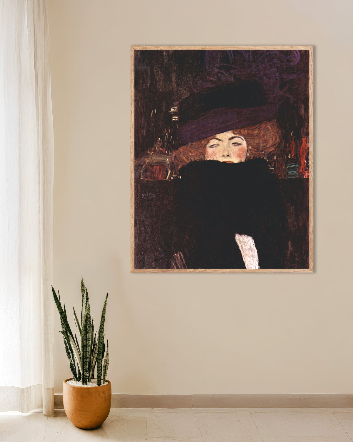 Poster av Kvinna med hatt och fjäderboa (1909) av Gustav Klimt, med ram i naturträ