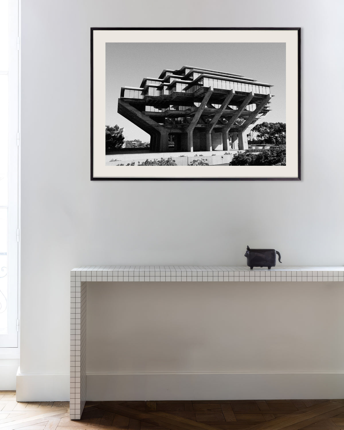 Poster ”Bibliotek på betongpelare”, med metallram