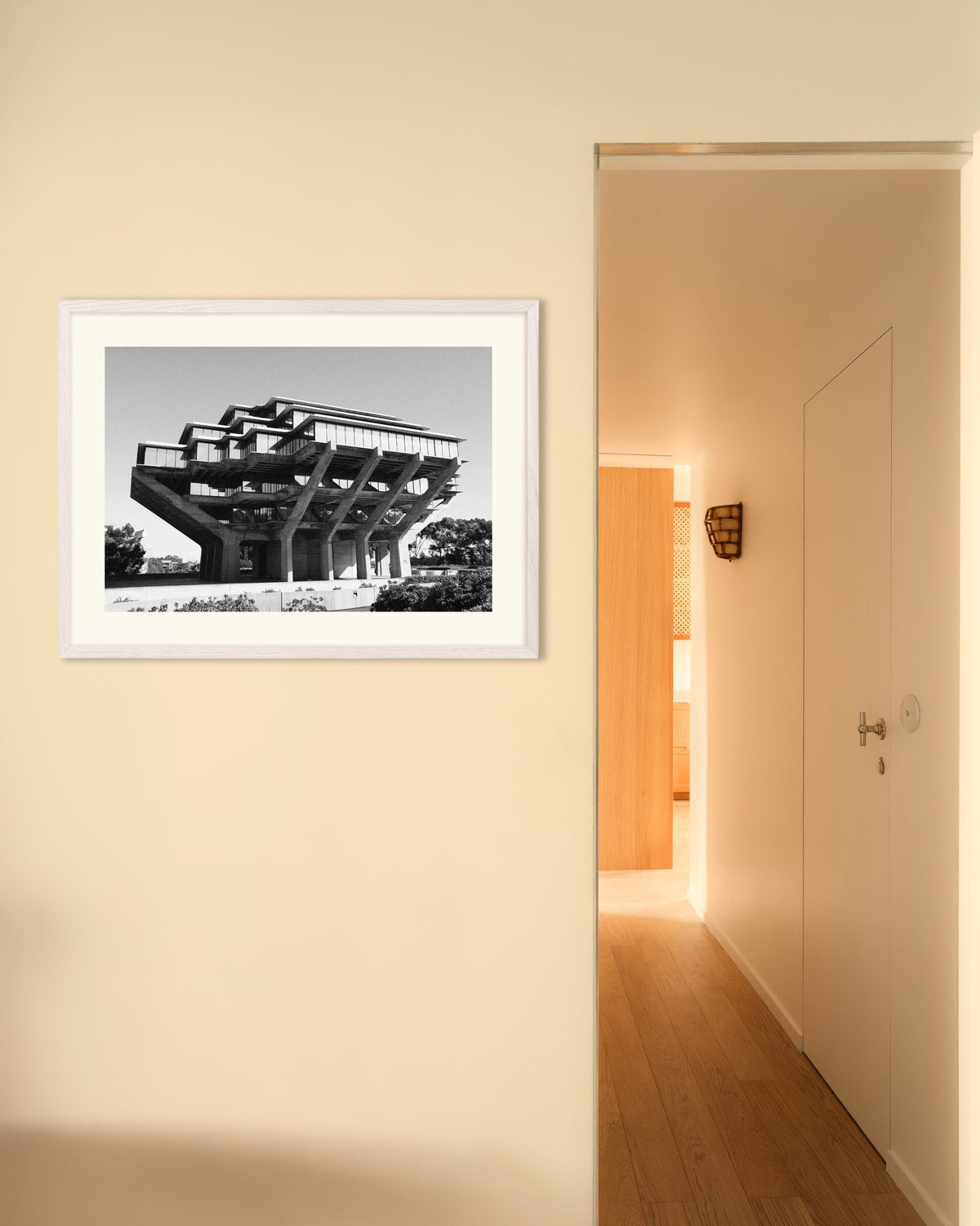 Poster ”Bibliotek på betongpelare”, med vit träram