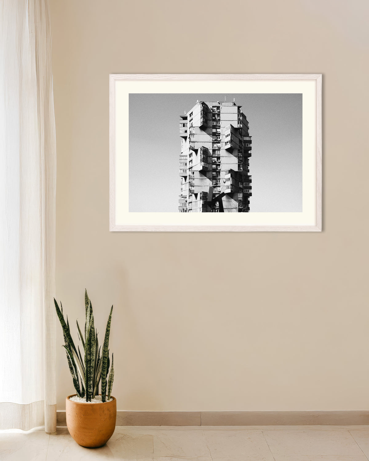 Poster ”Ensam tornbyggnad med utskjutande balkonger”, med vit träram