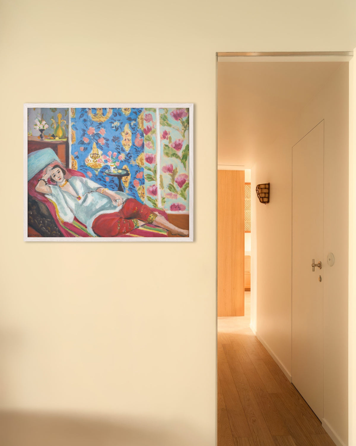 Poster av Odalisque med röda byxor (1924–1925) av Henri Matisse, med vit träram