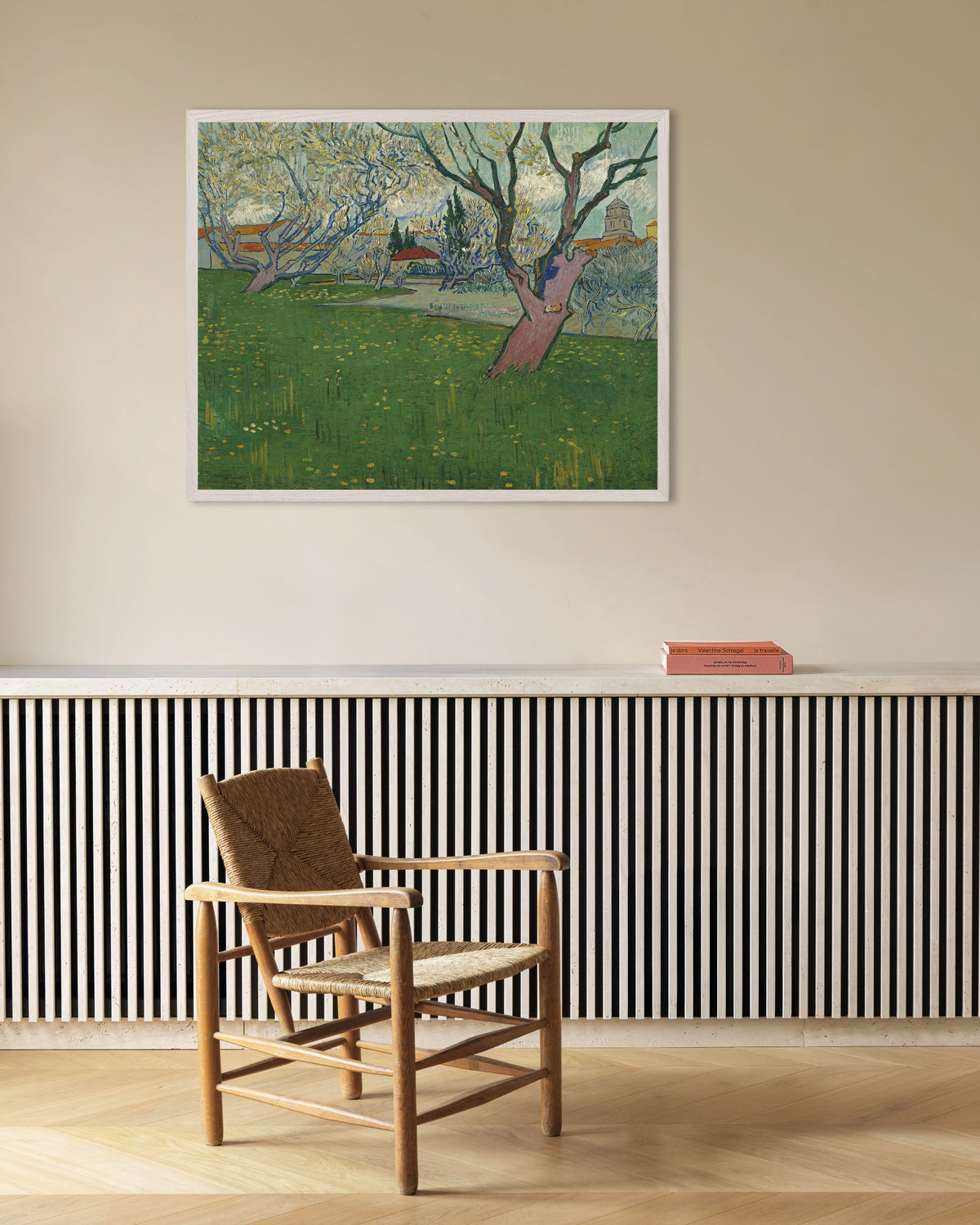 Poster av Fruktträdgård i blom med utsikt över Arles (1889) av Vincent van Gogh, med vit träram