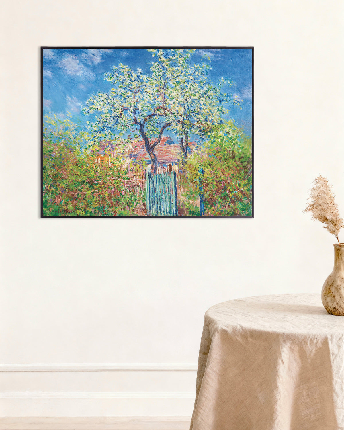 Poster Blommande päronträd (1885) av Claude Monet med metallram