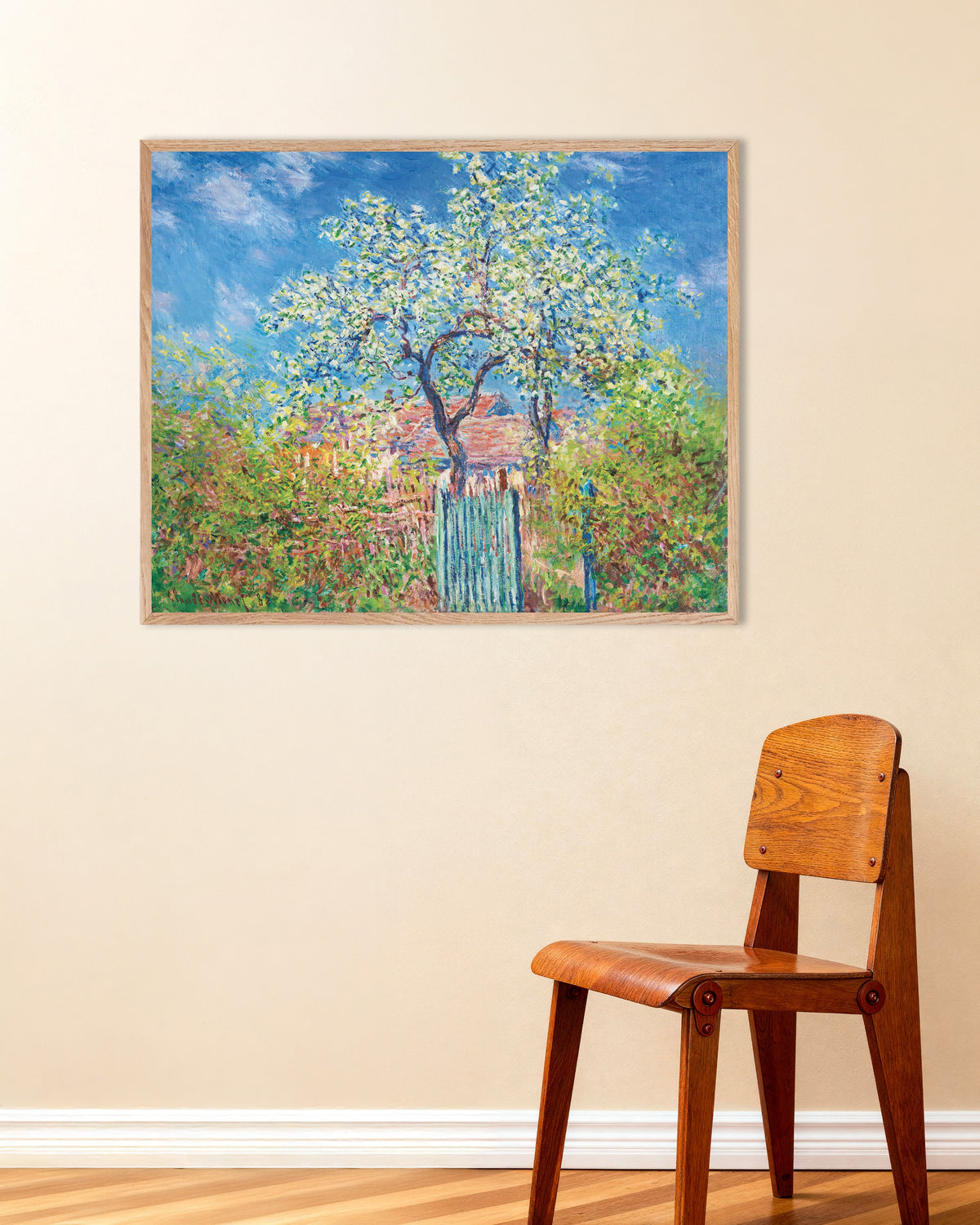 Poster Blommande päronträd (1885) av Claude Monet med ram i naturträ