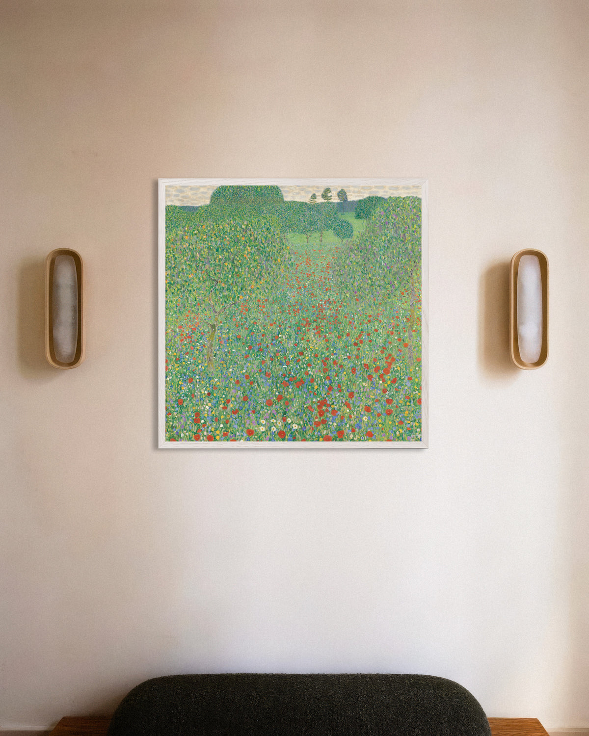 Poster Vallmofält (1907) av Gustav Klimt med vit träram