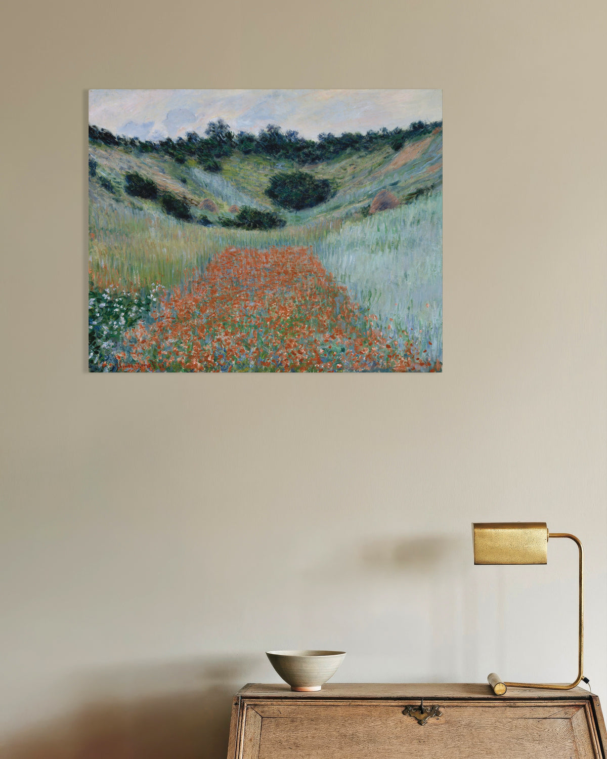 Poster Vallmofält i en sänka nära Giverny (1885) av Claude Monet