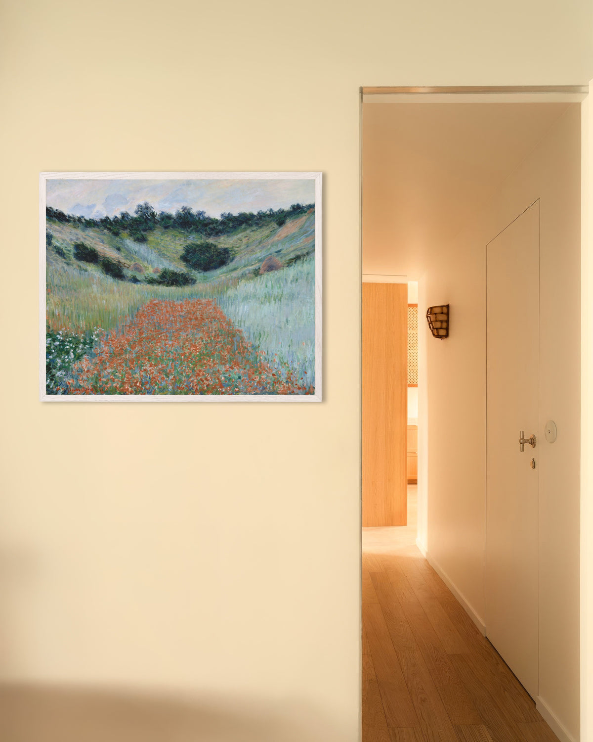 Poster Vallmofält i en sänka nära Giverny (1885) av Claude Monet med vit träram