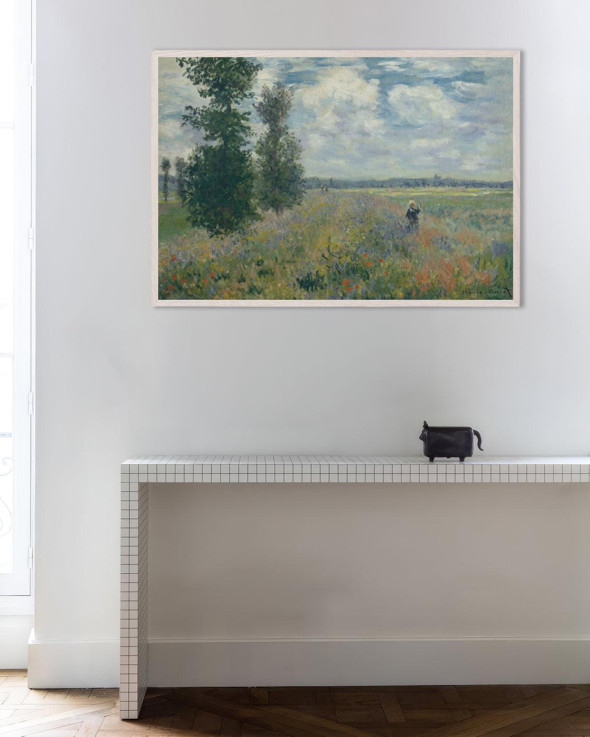 Poster Vallmofält nära Argenteuil (1875) av Claude Monet med vit träram