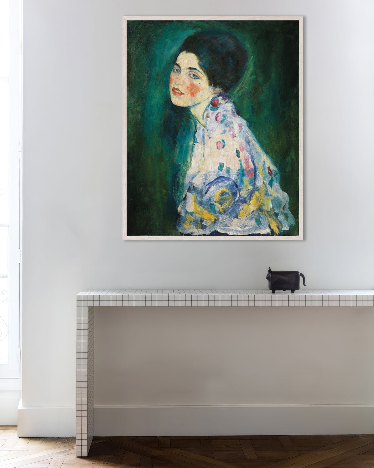 Poster Porträtt av en dam (1916–1917) av Gustav Klimt med vit träram