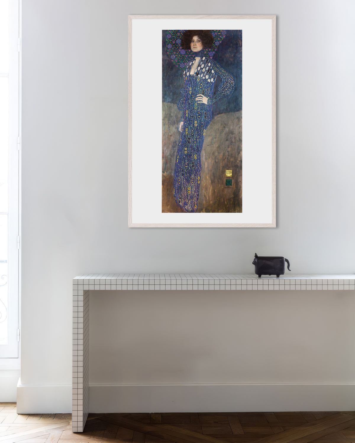 Poster Porträtt av Emilie Flöge (1902) av Gustav Klimt med vit träram