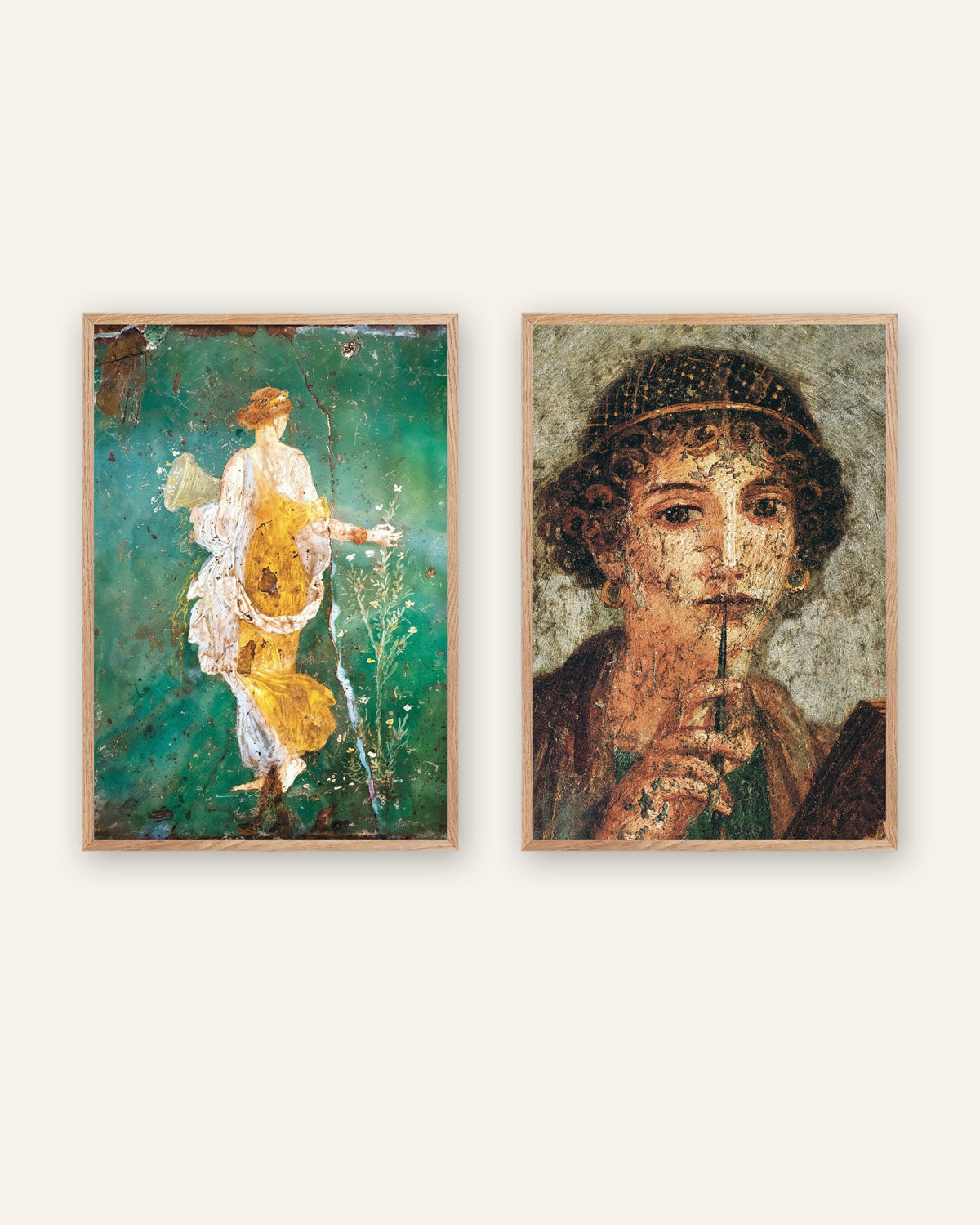 Set med 2 posters med romerska fresker, Flora och Sappho, i naturfärgade träramar