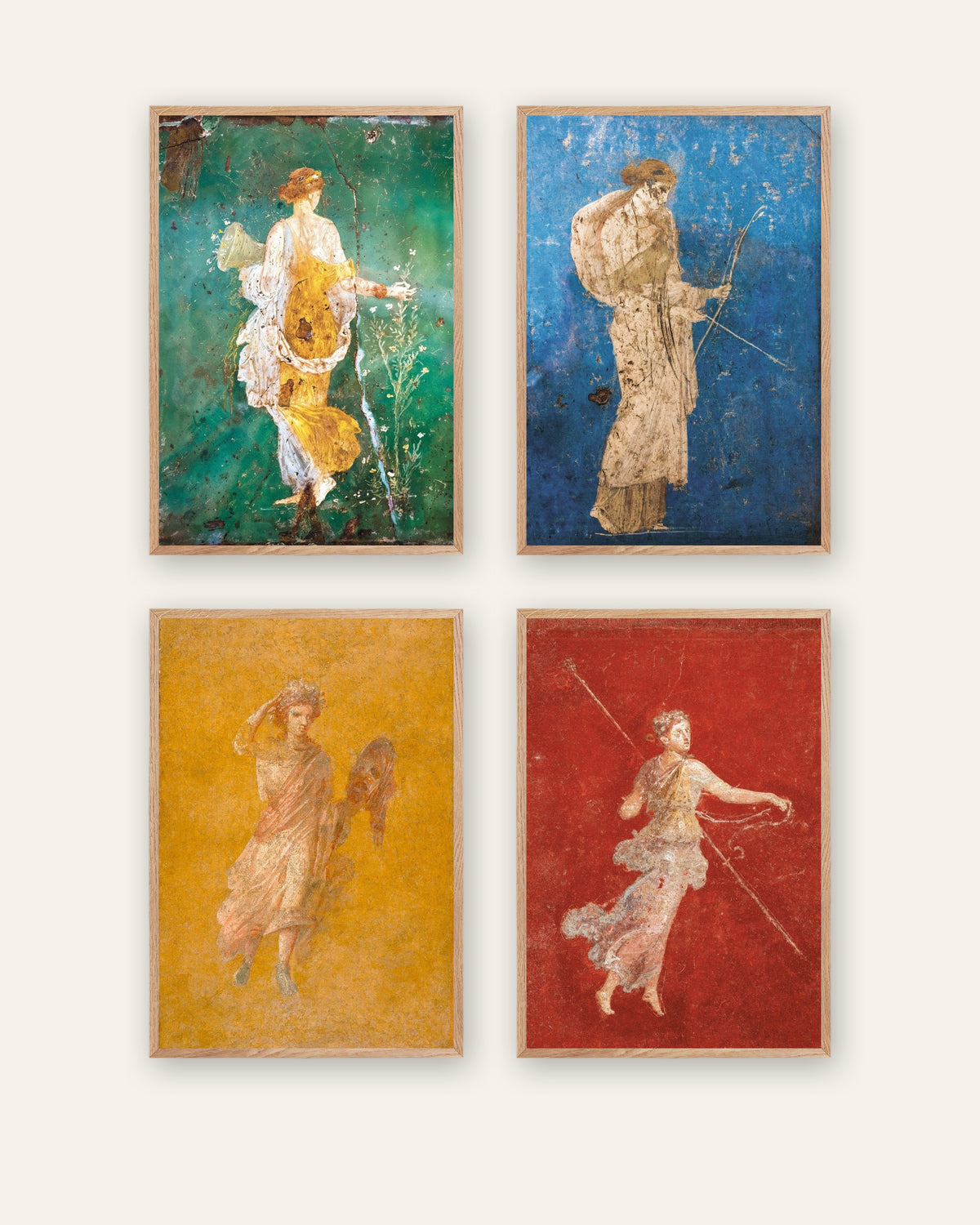 Set med 4 posters med romerska fresker, Flora, Artemis, Melpomene och Menad, i naturfärgade träramar