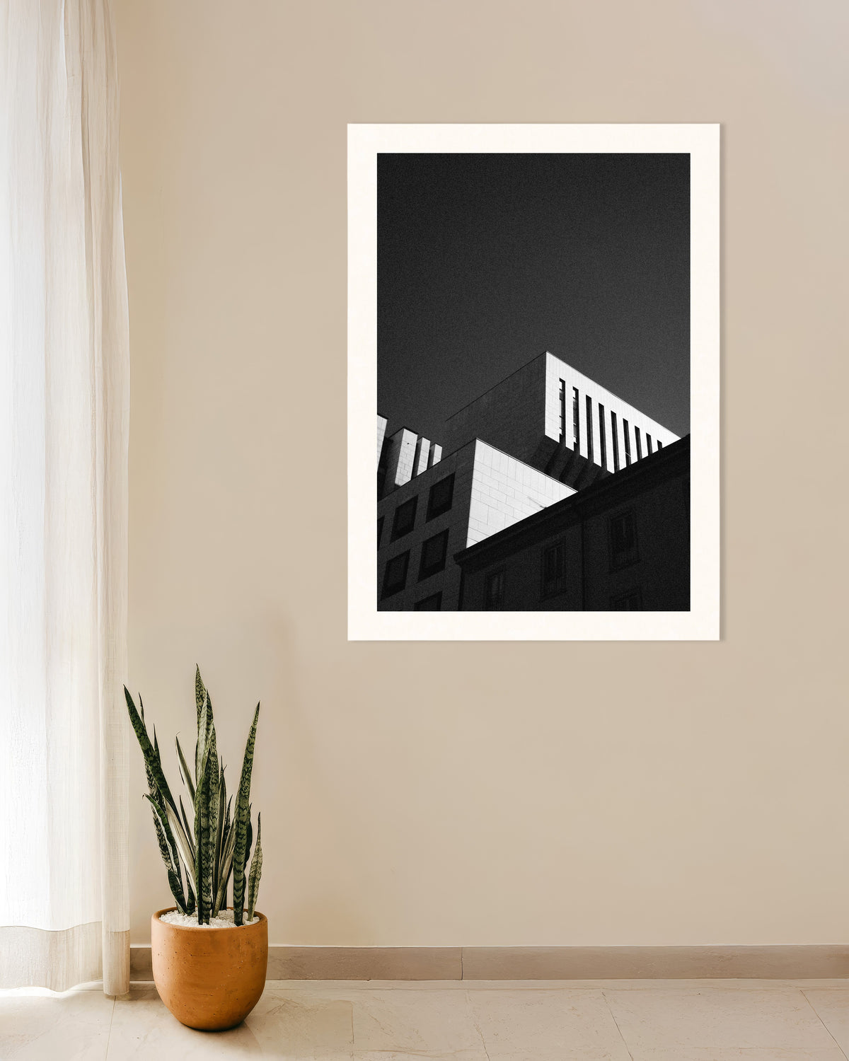 Poster ”Hustak mot en mörk himmel”