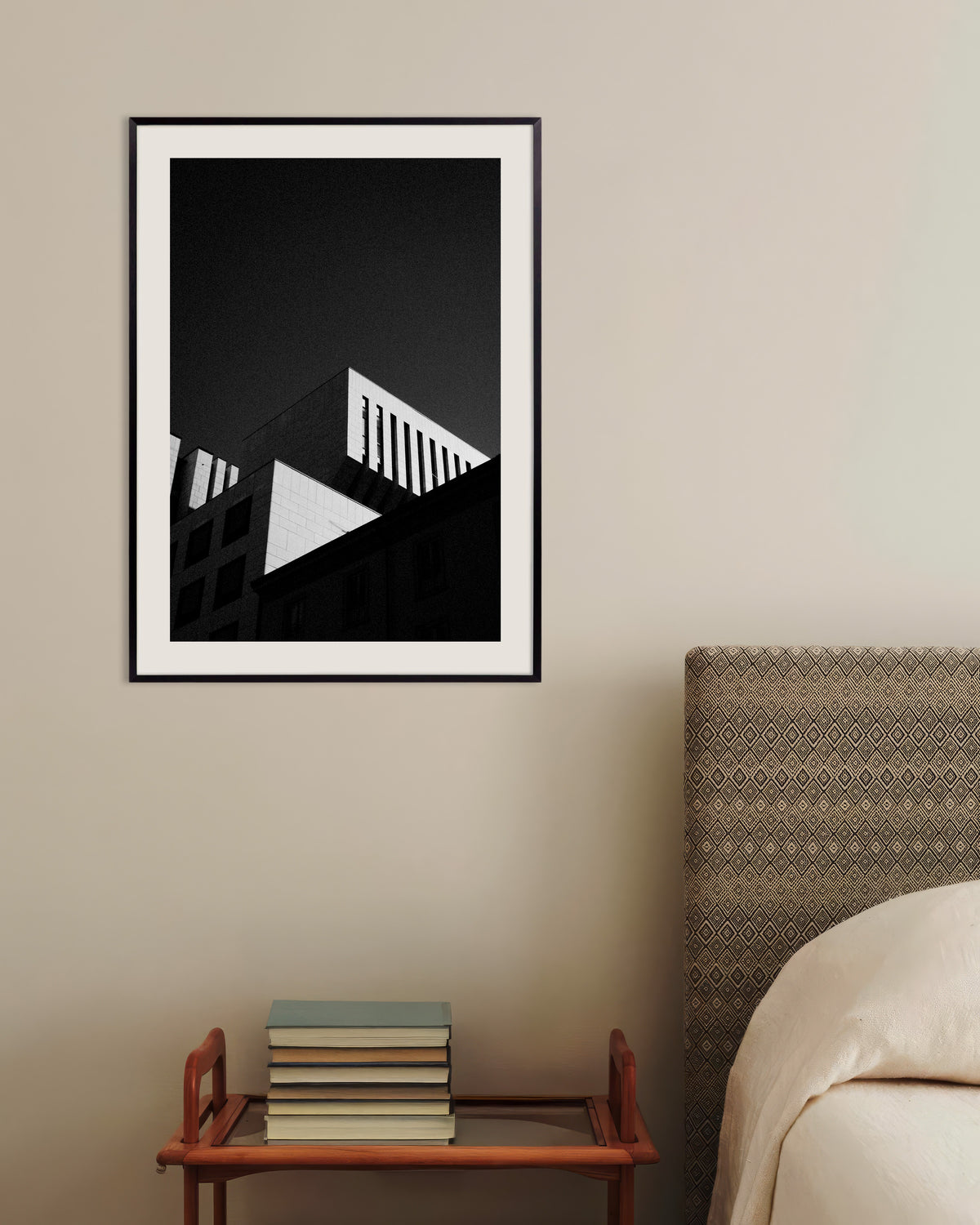 Poster ”Hustak mot en mörk himmel”, med metallram