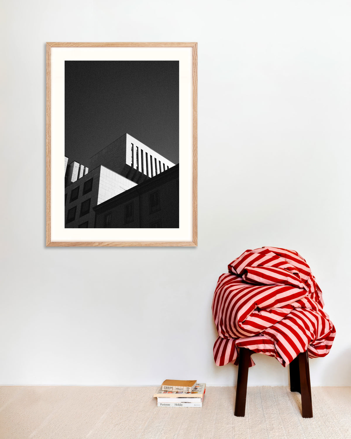 Poster ”Hustak mot en mörk himmel”, med ram i naturträ