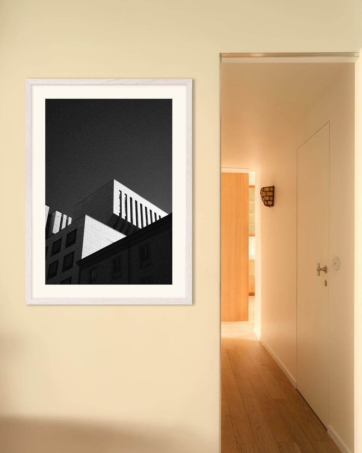 Poster ”Hustak mot en mörk himmel”, med vit träram