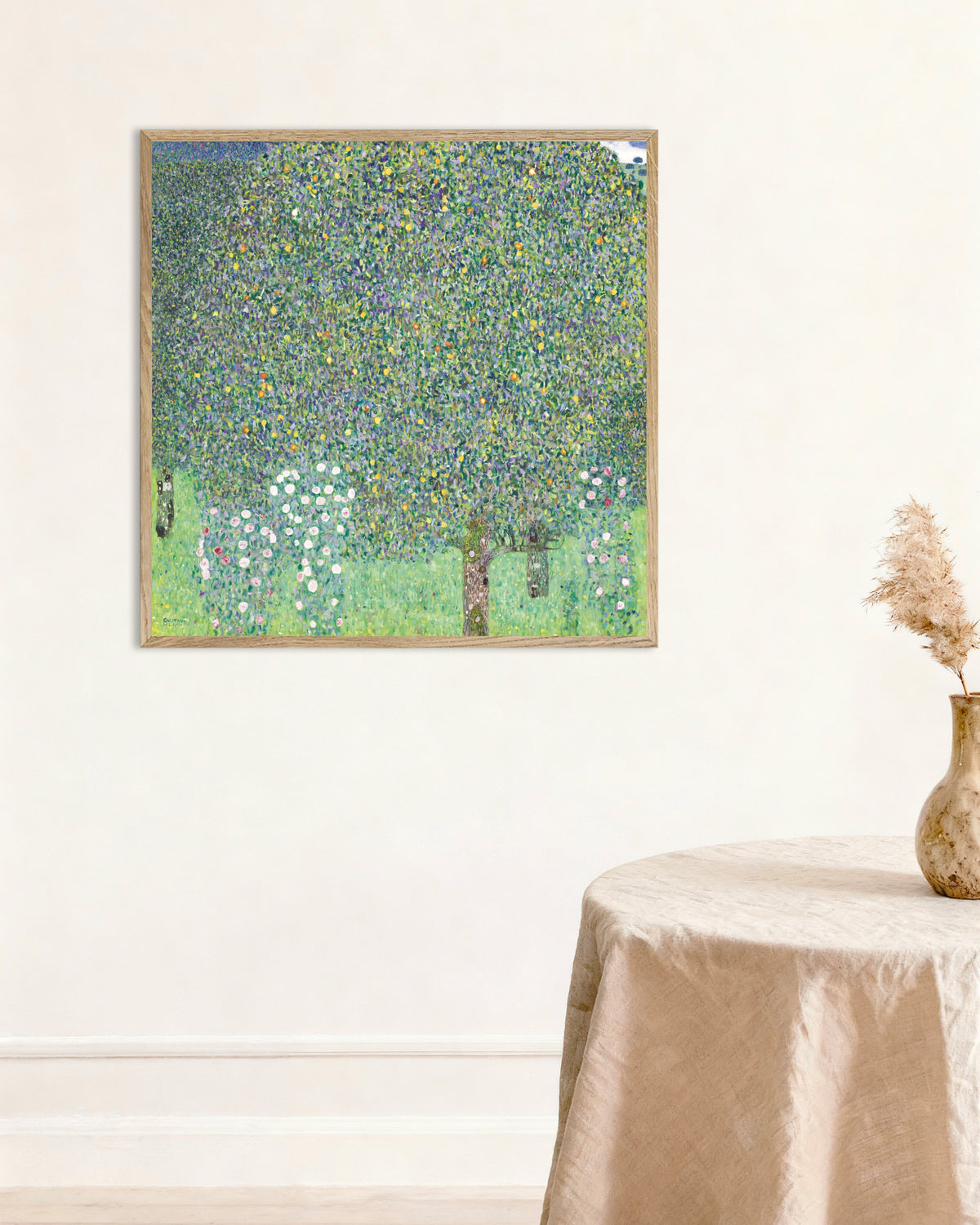 Poster Rosenbuskar under träden (1905) av Gustav Klimt med ram i naturträ
