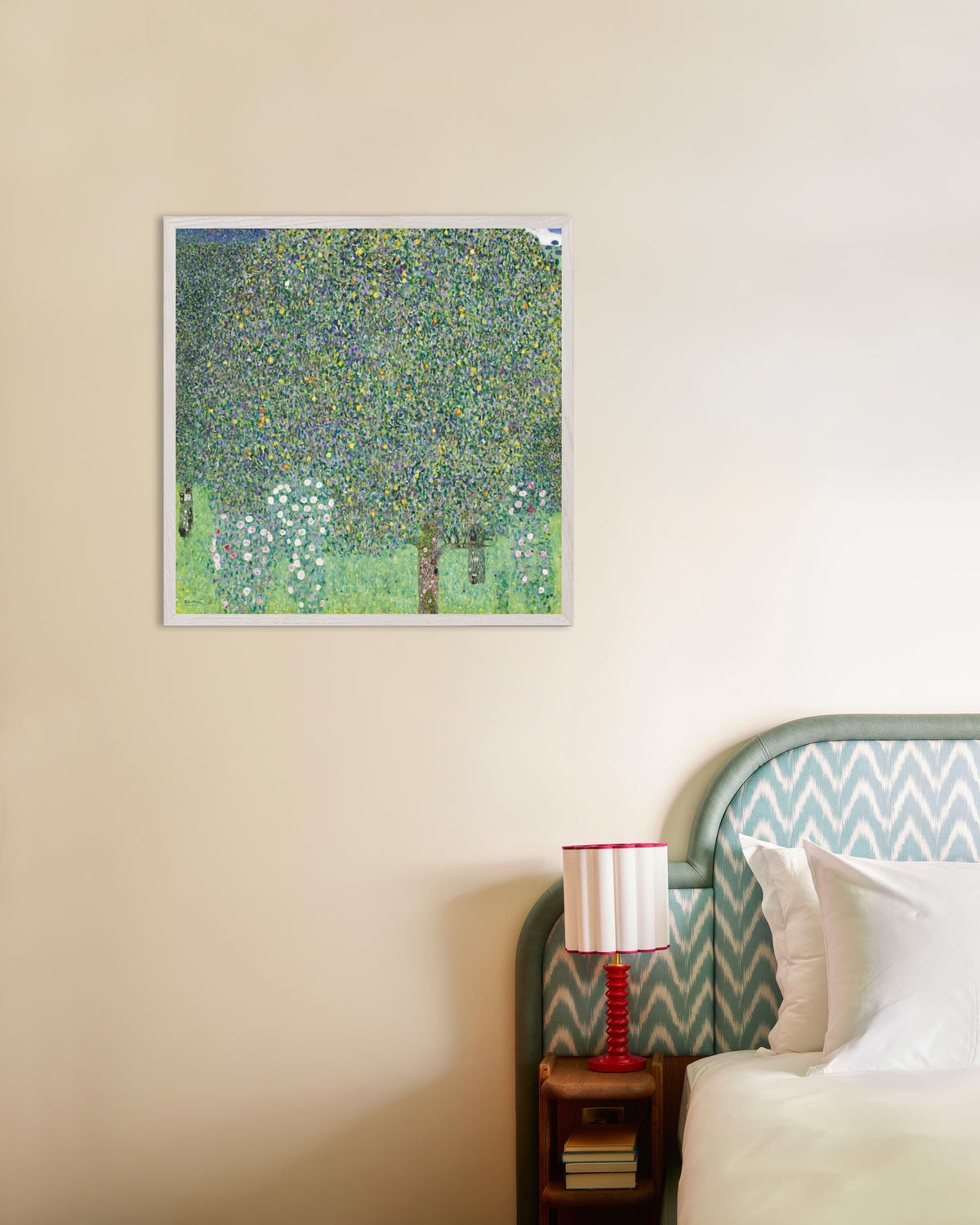 Poster Rosenbuskar under träden (1905) av Gustav Klimt med vit träram