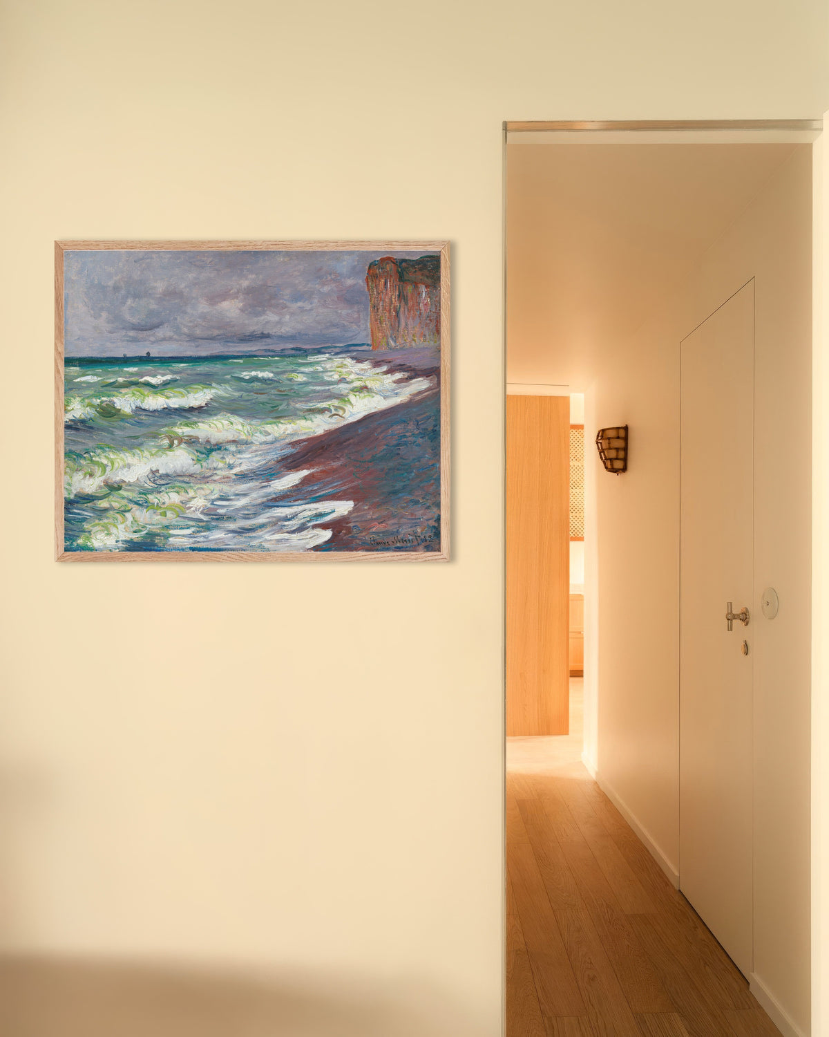 Poster Upprört hav vid Pourville (1882) av Claude Monet med ram i naturträ