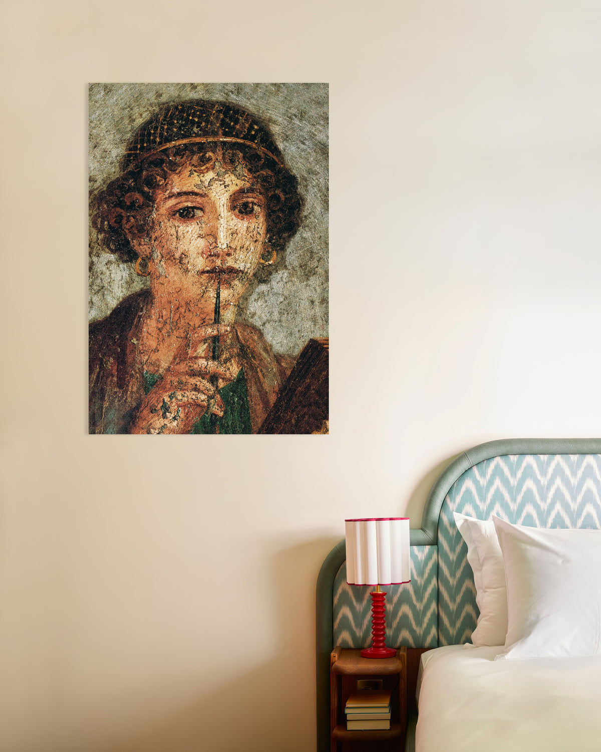 Poster med detalj av Sappho-fresken från Pompeji på väggen i ett sovrum