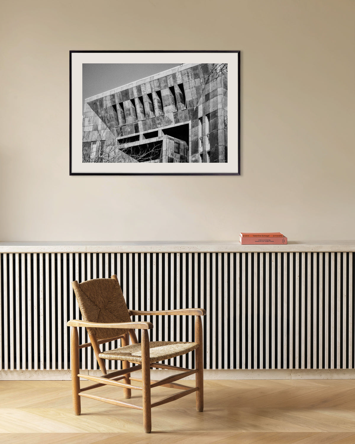 Poster ”Sågtandad betongfasad”, med metallram