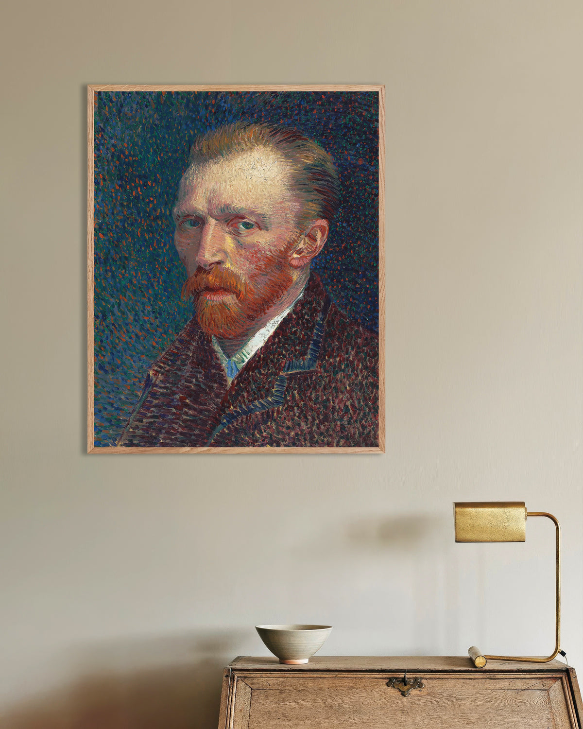 Poster av Självporträtt mot blå prickig bakgrund (1887) av Vincent van Gogh, med ram i naturträ