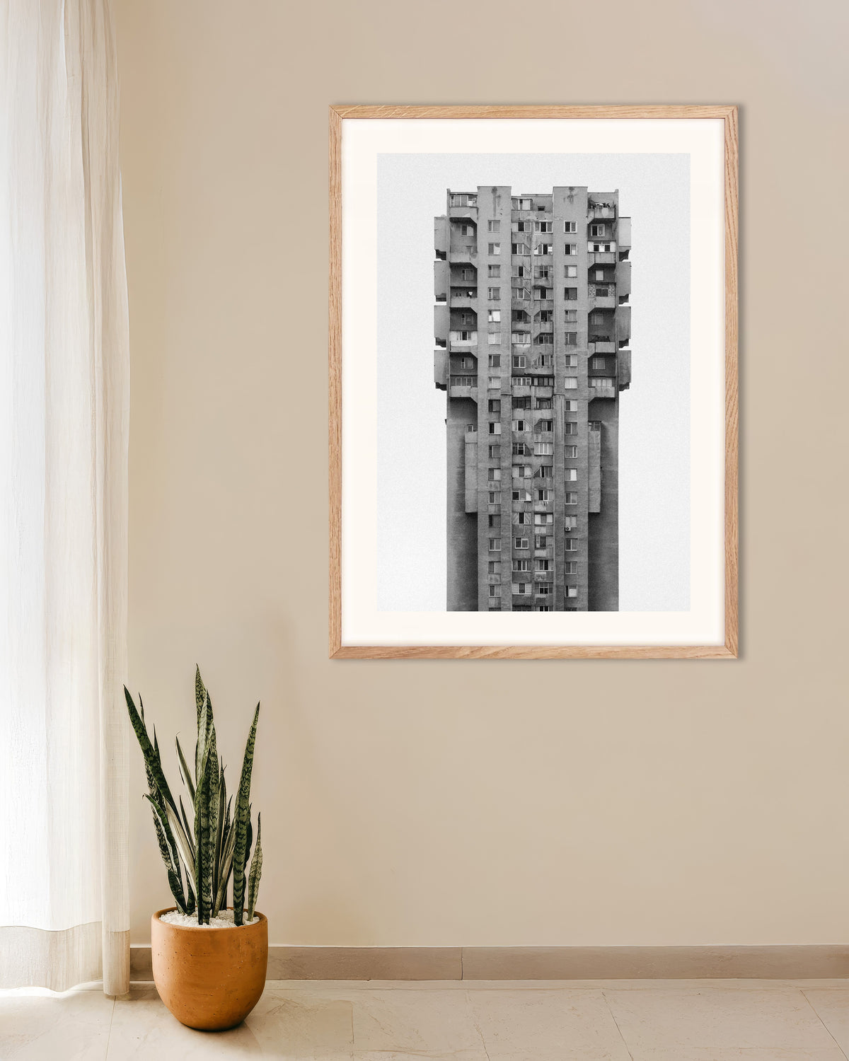 Poster ”Ensam betongskyskrapa”, med ram i naturträ