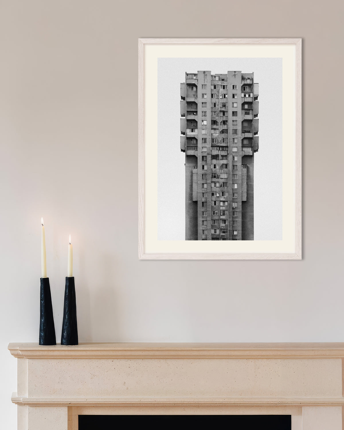 Poster ”Ensam betongskyskrapa”, med vit träram