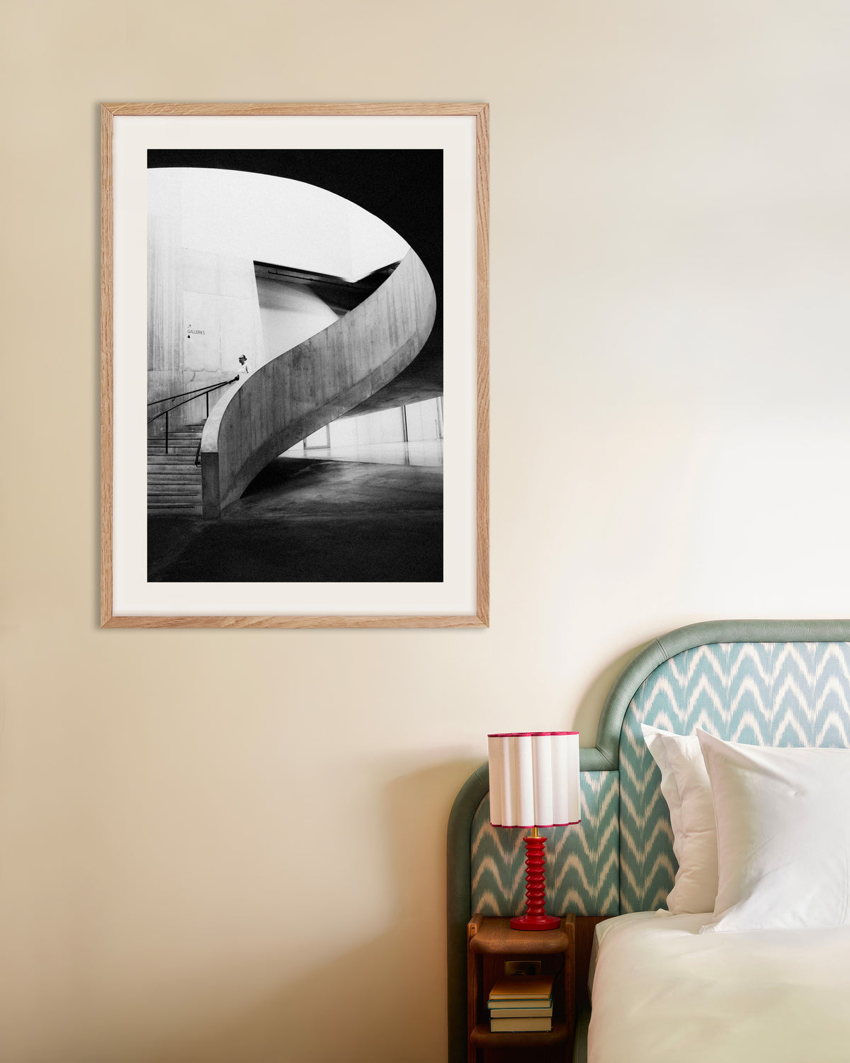 Poster ”Spiralramp med en besökare”, med ram i naturträ