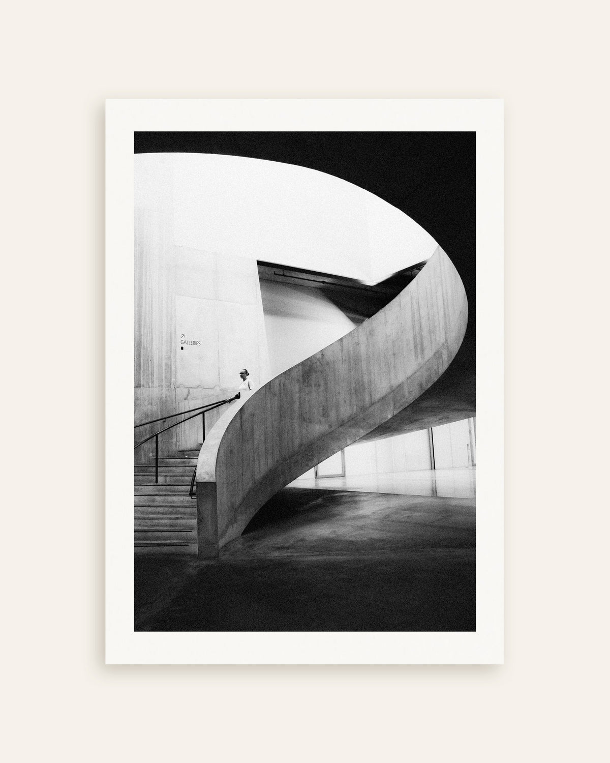 Poster ”Spiralramp med en besökare”, miniatyr