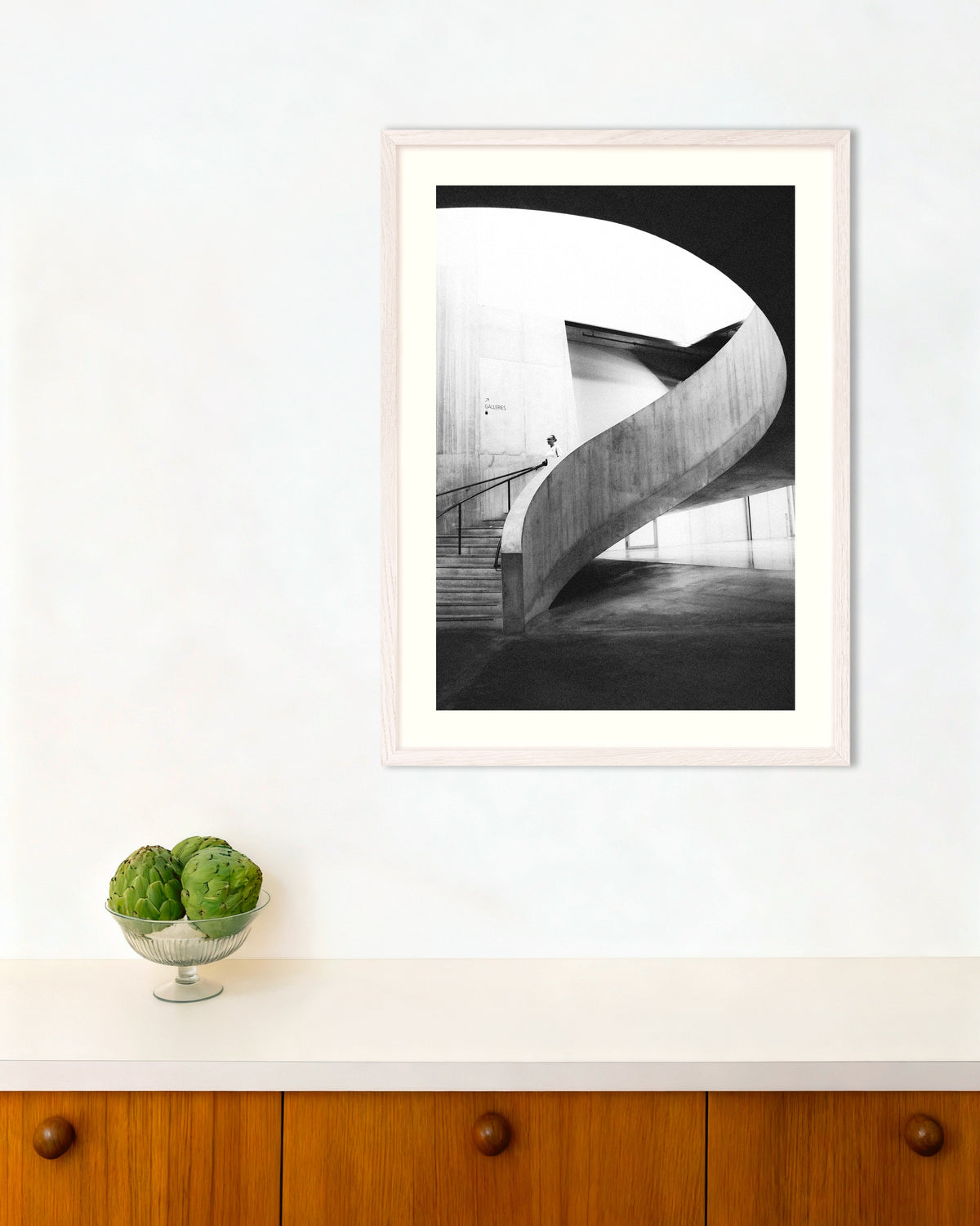 Poster ”Spiralramp med en besökare”, med vit träram